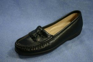 SAS WOMENS BLACK LEATHER TASSEL LOAFERS 6 N