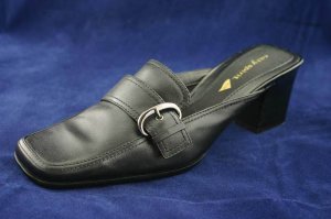 EASY SPIRIT WOMENS BLACK LEATHER MULES PUMPS 9 M MINT