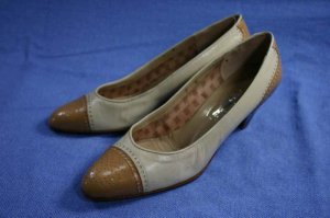 VINTAGE PAPPAGALLO BEIGE & TAN MID HEEL PUMP 7 N NEW
