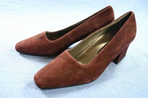 NINE WEST BURGUNDY SUEDE MID-HEEL PUMPS 6.5 M NEW