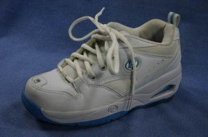 HELLYS KIDS WHITE LEATHER ROLLER SKATE SHOES SZ 4 MINT