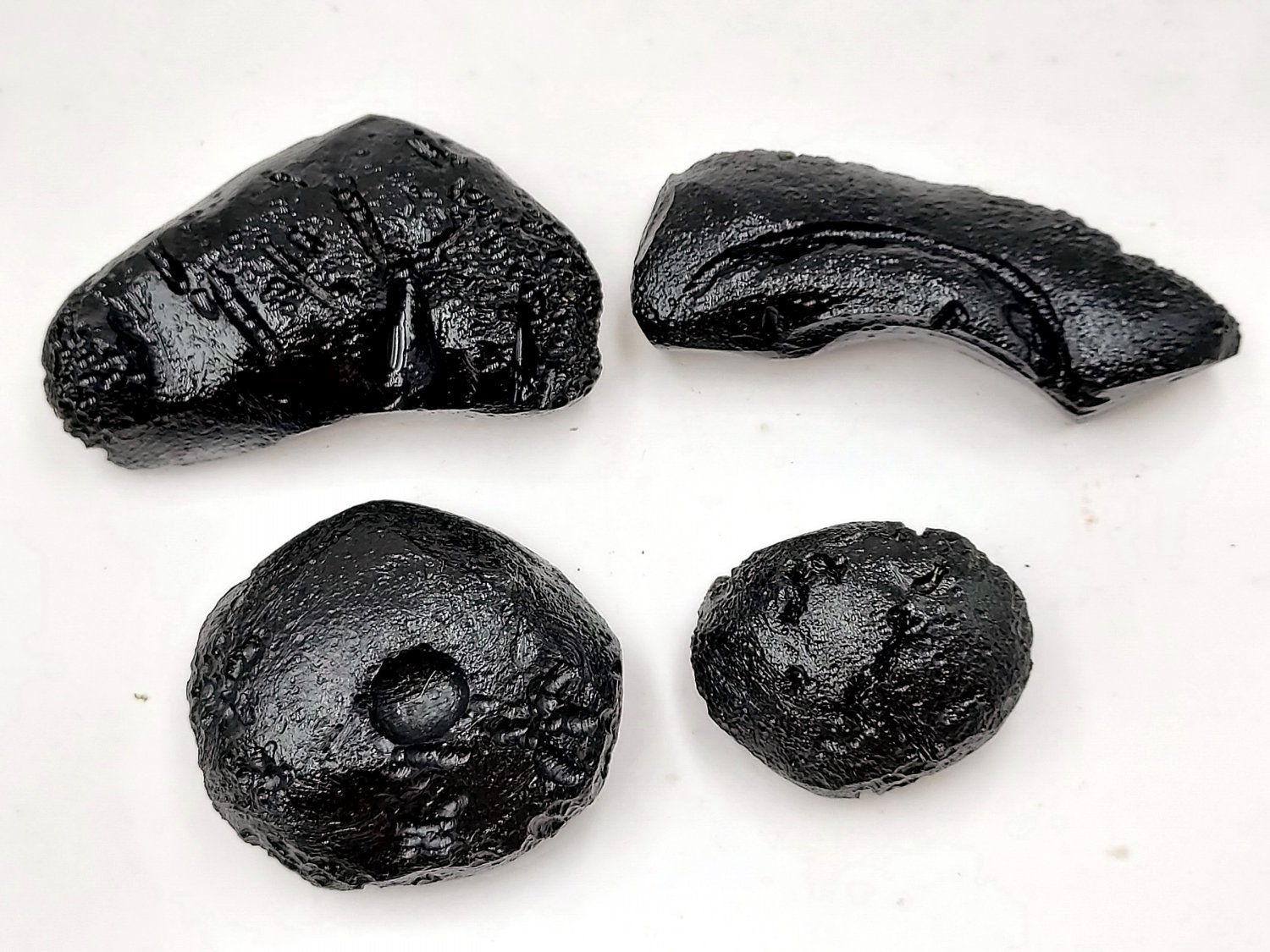 P0601 : Lot 4 pcs. Rare Shape&Anda Skin 222.2g Indochinite Tektite Meteorite Rare Collectible