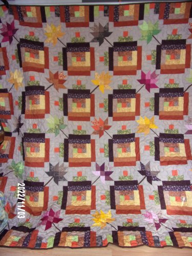 King Size Falling Leaves Quilt measures 100x100 inches