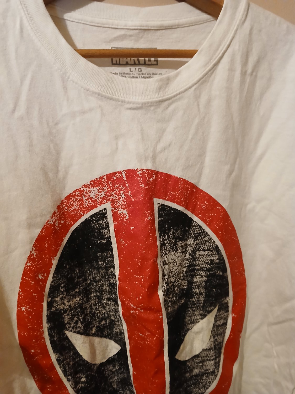 Marvel Licensed Deadpool graphic t-shirt Distressed Mask Logo Size Large