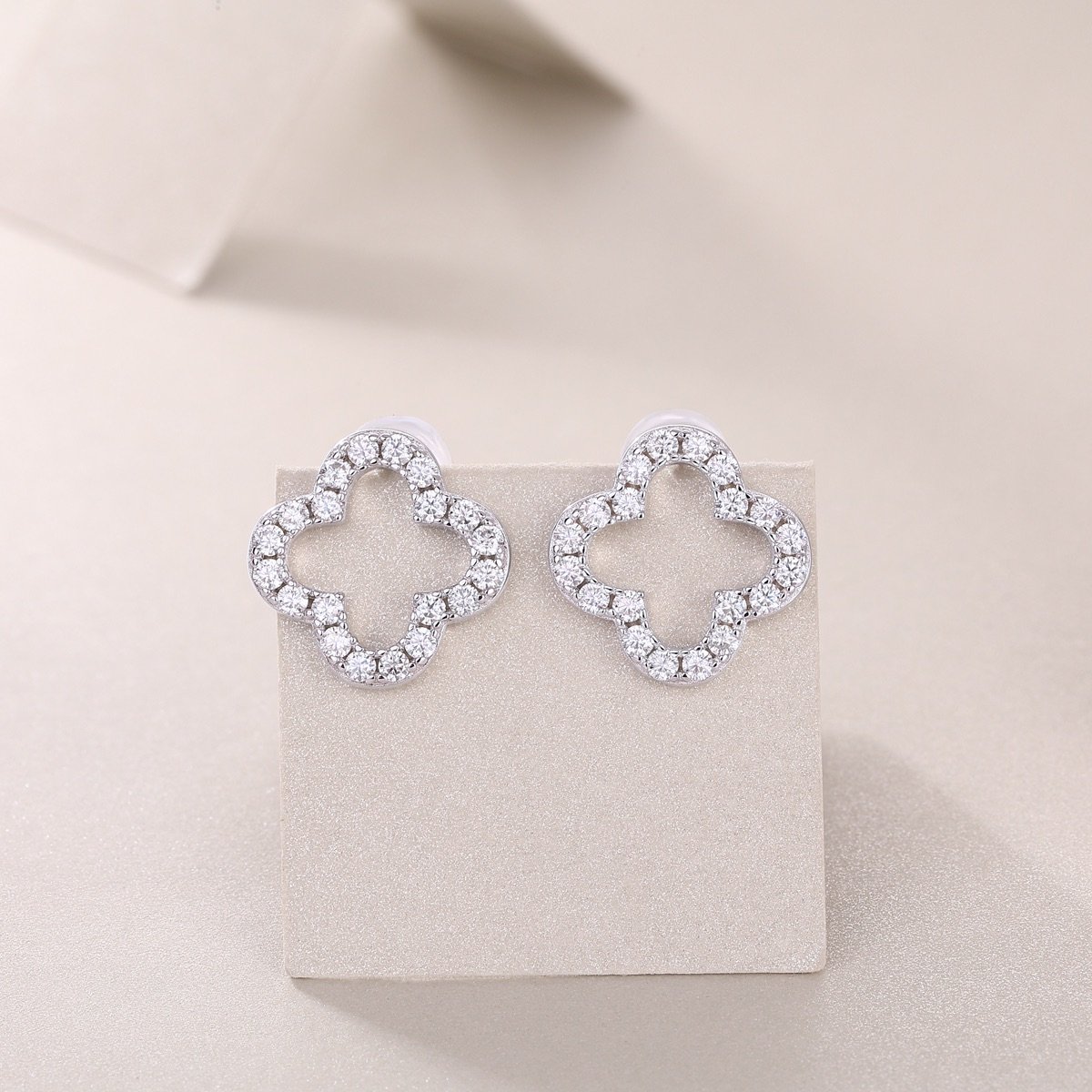 S925 Silver Clover Stud Earrings D&acirc;��VVS1 Moissanite Pave, Platinum Gift