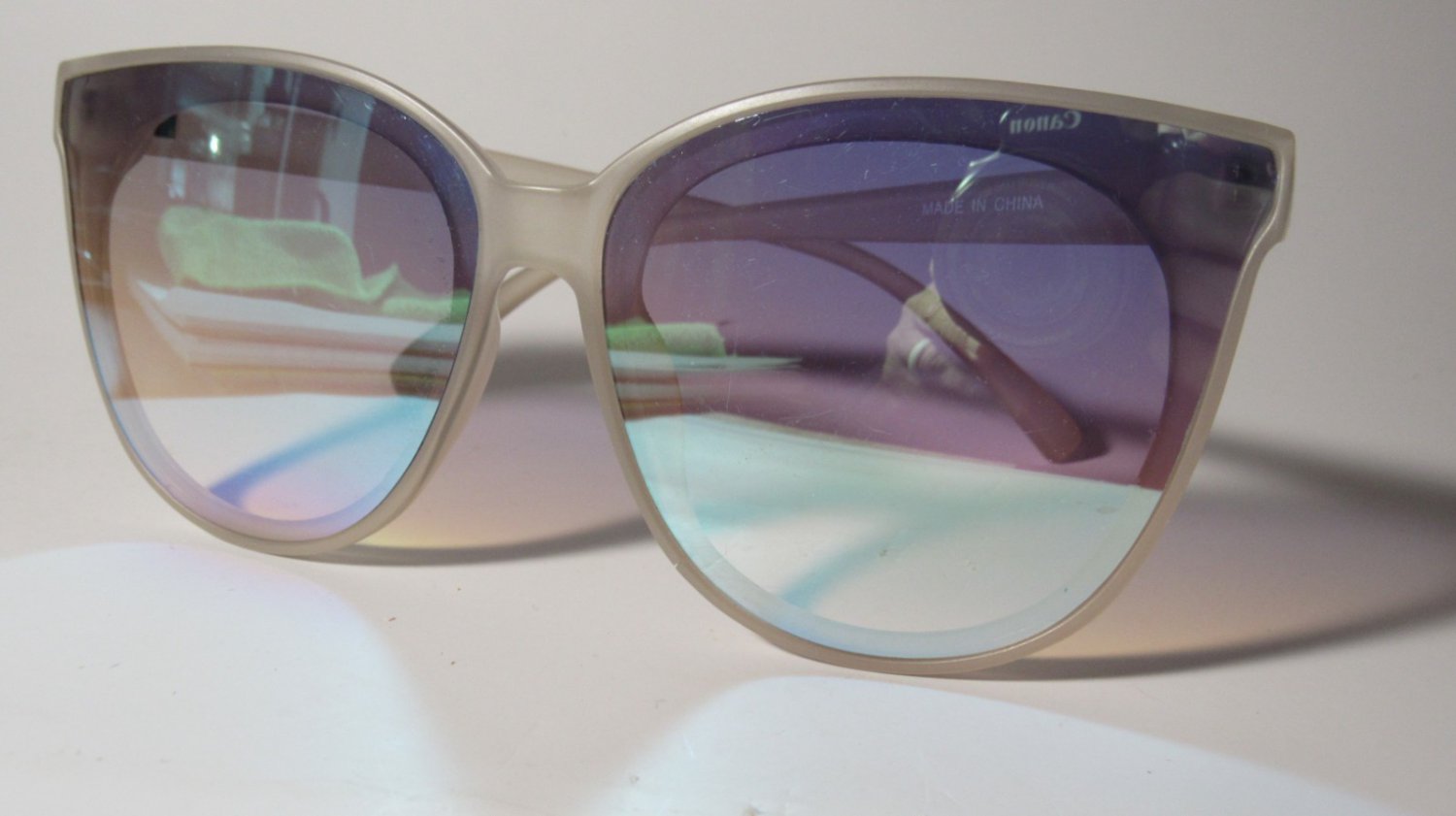 Chic Oversized Cat-Eye Sunglasses | Iridescent Mirror Lens