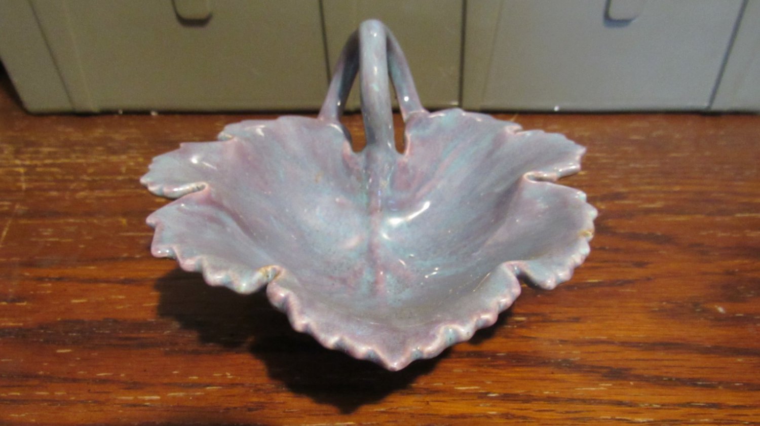 Vintage 1975 Handhandled Ceramic Leaf Dish / Basket &acirc;�� Iridescent Glaze Candy Bow