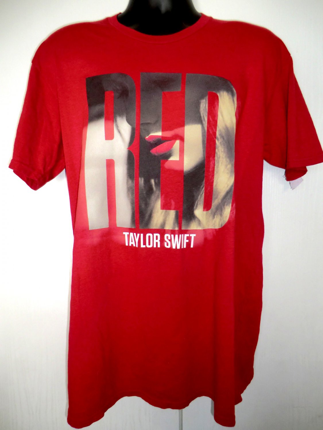 taylor swift red shirt