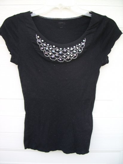 Black Rib Tee W/Embellishment Necklace SIZE MEDIUM