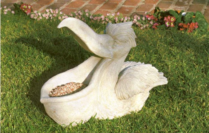 Яркий и эксклюзивный элемент декора – лебедь из цемента – добавит изысканности и индивидуальности вашему саду
