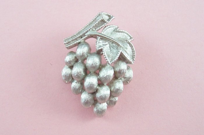 Vintage Trifari Silver Tone Grape Brooch Pin Textured Grapes