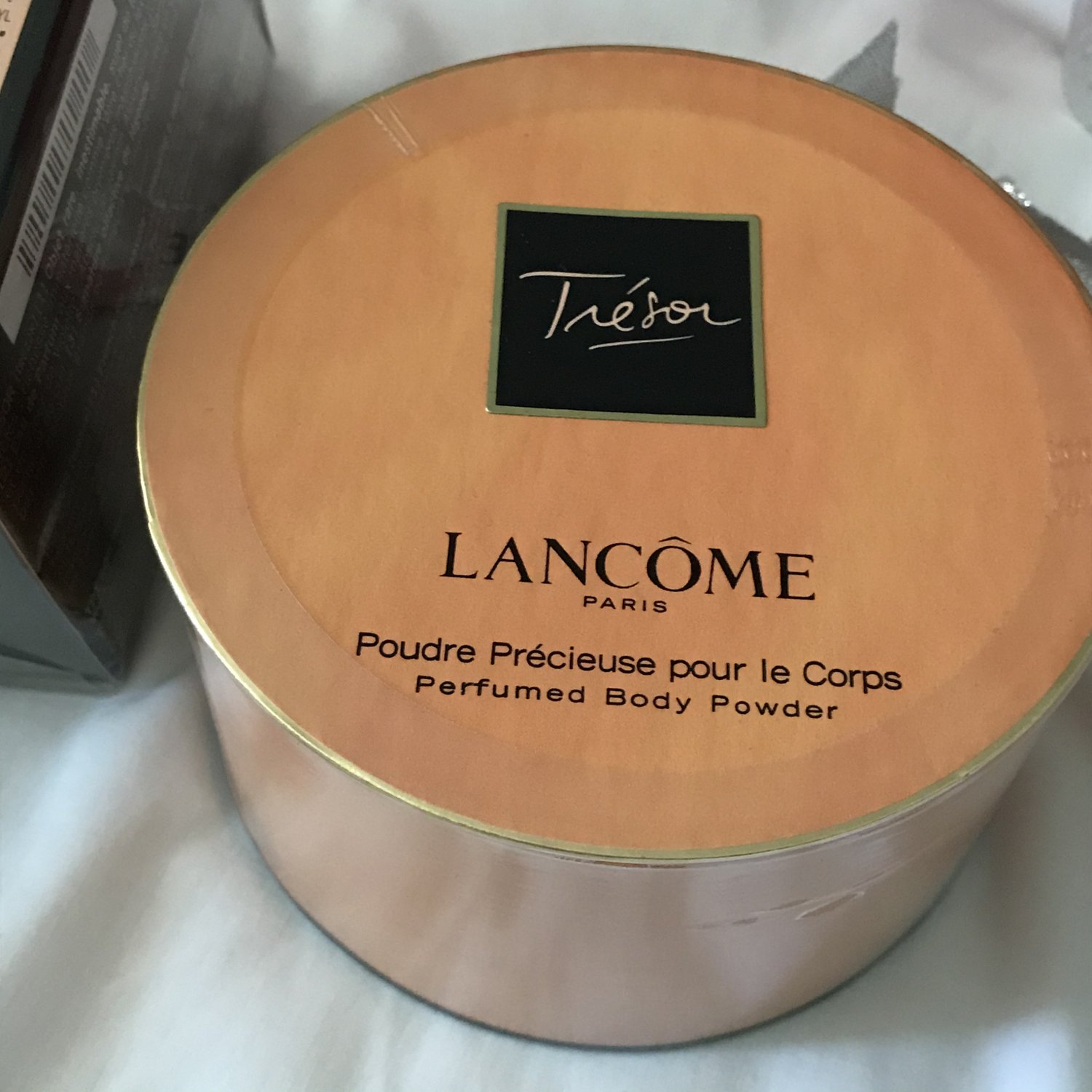 Paris Tresor Perfumed Body Powder 3.25 oz. new, sealed, a Macy