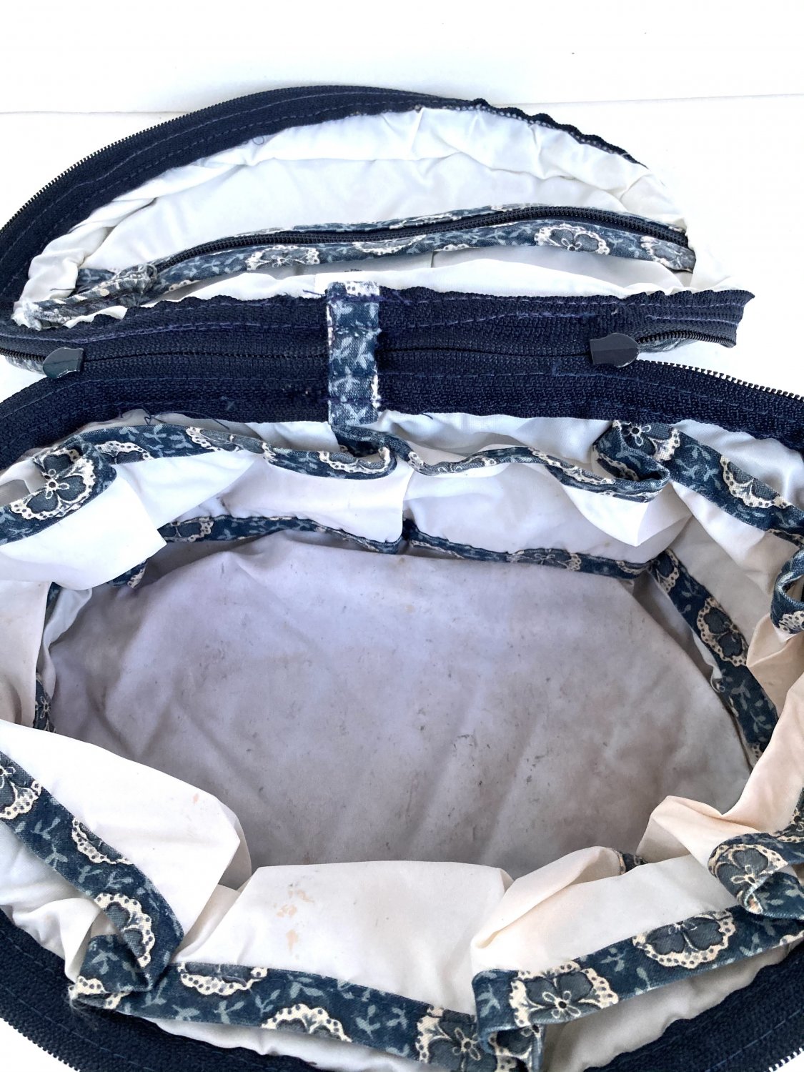 Vera Bradley Home and Away Indigo Round Travel Cosmetic vintage *inside