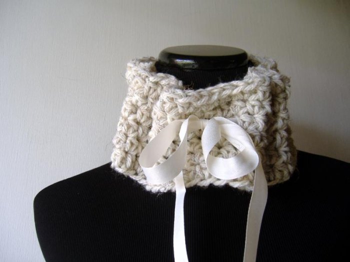 the Jane Austen scarflette in cream.