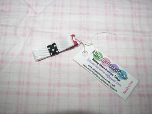 B99- Red White & Black Simple Clip