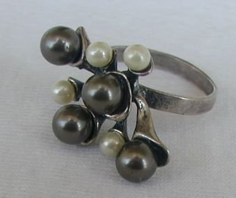 White and brown pearls ring