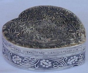 Armenian mini heart box