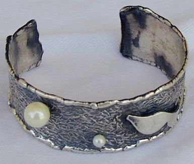 Big white pearl and small one bangle