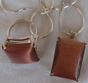 A brown cat eye set-ring&pendant