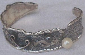 White and black pearls bangle