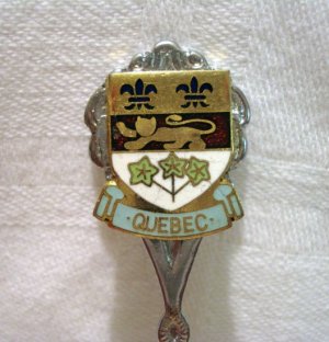 Quebec Canada souvenir spoon coat of arms perfect vintage  1139vf