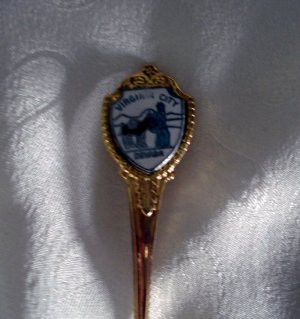 Virginia City Nevada souvenir spoon gold tone enamel crest  1173vf