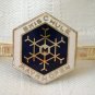 Mayrhofen Skischule ski and snowflake souvenir pin Austria vintage 1174vf