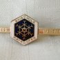 Mayrhofen Skischule ski and snowflake souvenir pin Austria vintage 1174vf