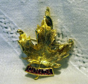 Canadian maple leaf gold plated souvenir pin brooch signed Avon numbered as new 1374vf