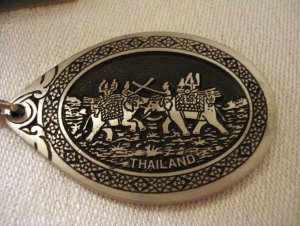 Thailand souvenir key chain pewter color pre-owned still in package1444vf