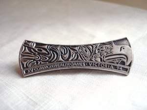 XV Commonwealth Games souvenir bar pin Victoria BC 1994 aboriginal design vintage 1495vf