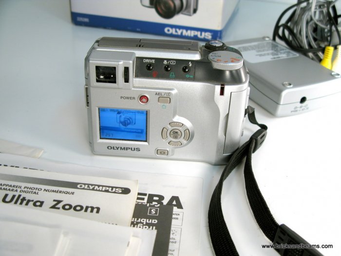 Olympus Camedia C700 2.1 Digital Camera with Box and Extras 128mb