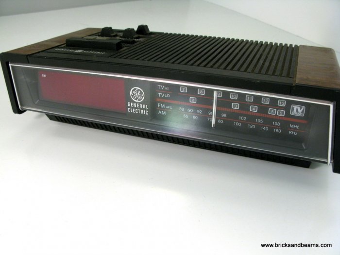 Vintage GE Clock Radio Model 74680A with TV Sound General Electric