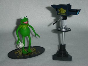 Jim Hensons Muppet Show Palisades KERMIT THE FROG Moveable Action Figure W TV Camera Coffee Mug Cup