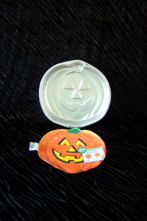 Jack - O - Lantern Cake Pan --  by Wilton -- 502-9414 -- 1987 *