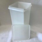 Tupperware -- Cracker Keeper - (B-1)