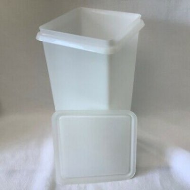 Tupperware -- Cracker Keeper - (B-1)