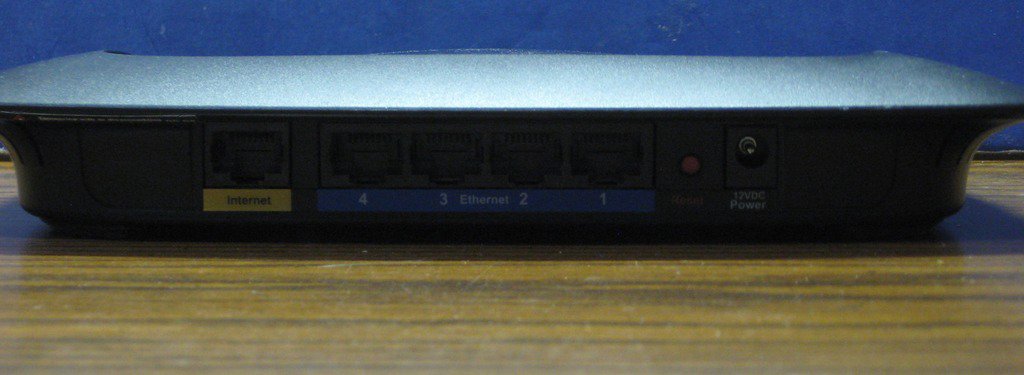 Cisco Linksys E1000 Wireless Router / 4 Port 10/100 Network Switch