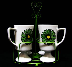 Retro Glasses Footed Mugs Serving Set 4 Stand Funky Flower Power