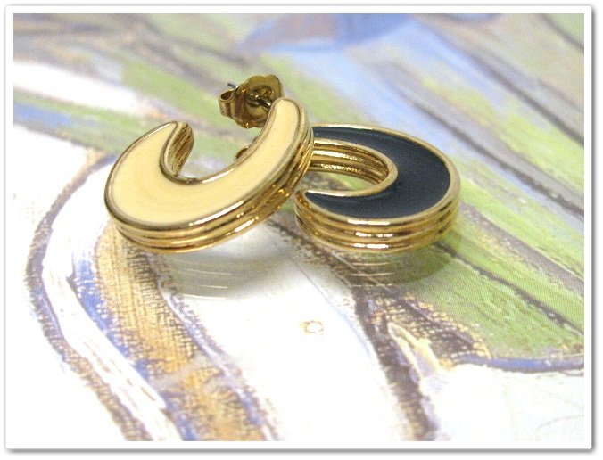 Retro Vintage Earrings Avon Reversible 1978 Boxed Disco Mod Fashion Jewelry Blue Cream