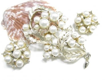 Lisner Designer Gold Brooch Pin Earrings Pearls Rhinestone Leaf Vintage Jewelry Set Retro Modern