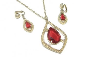 Scarlet Red Teardrop Pendant Necklace Earrings Glass Gold Sarah Coventry 70s vintage Jewelry Set