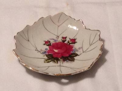 GOLD TRIM LEAF PLATE WALL HANGER WITH ROSE IN CENTER