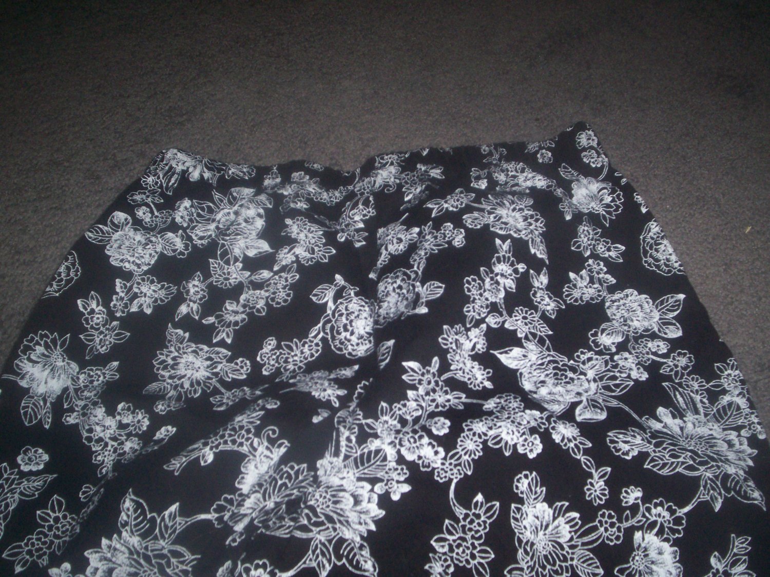 Women's Black with Flowers Stretch Capri's size M by LA Blues