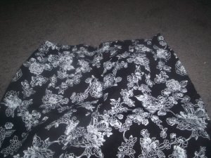Women's Black with Flowers Stretch Capri's size M by LA Blues