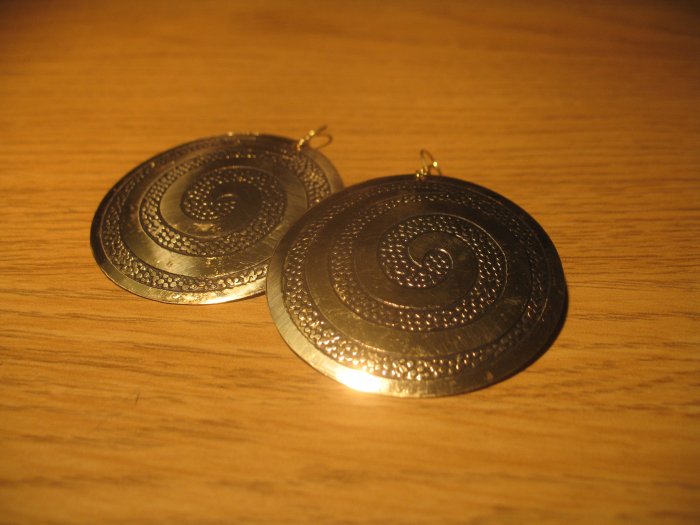Spiral engraving earrings
