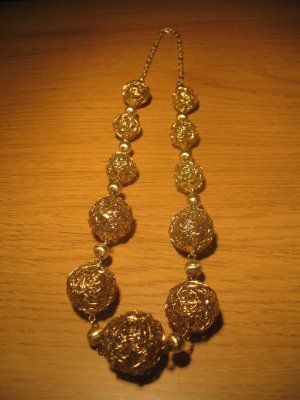 Gold tone wire 11 ball necklace