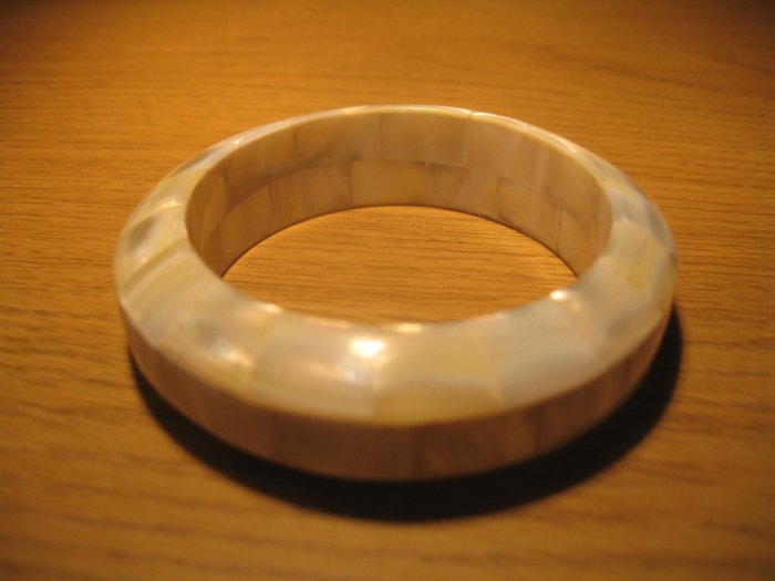 Medium shell bangle