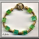 GREEN CRACKLE GLASS & GOLD TONE BRACELET (B-1114)