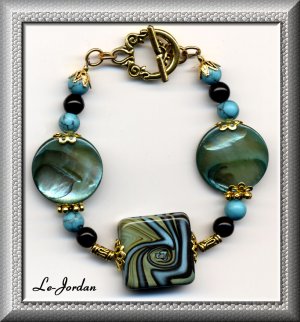 TEAL MOP SHELL COIN BEADS & GOLD TONE BRACELET (B-1118)